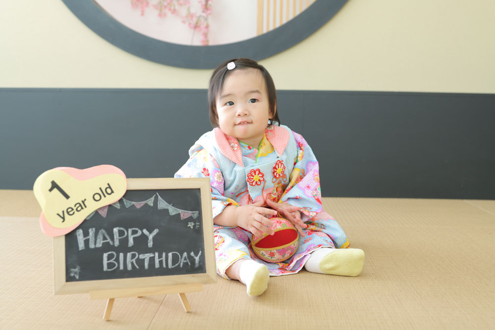 1歳バースデーの和服写真です。