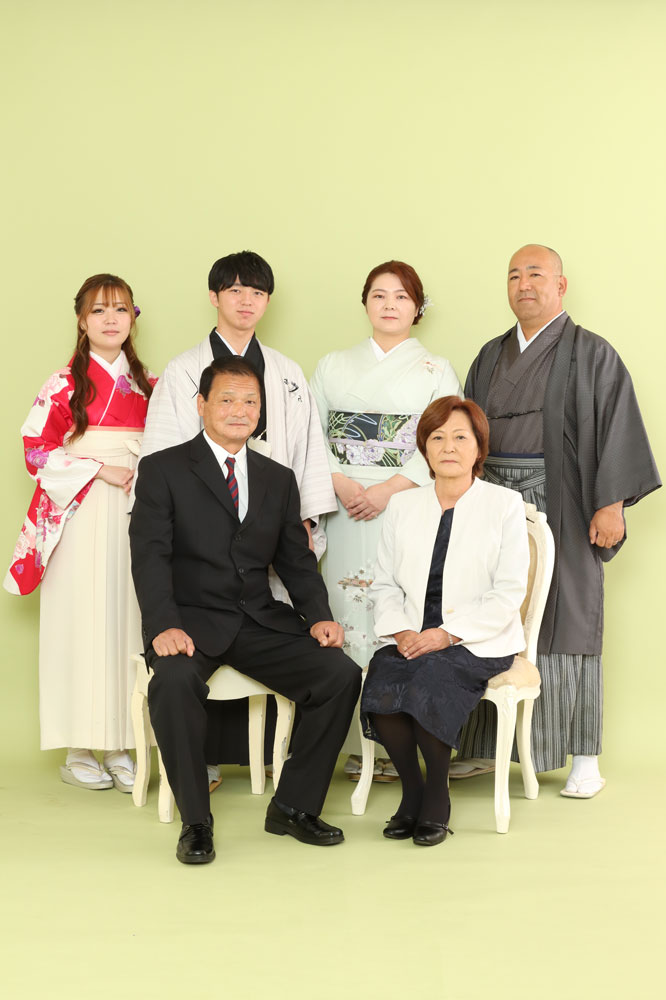 成人男性袴の前撮りでの家族集合写真です。